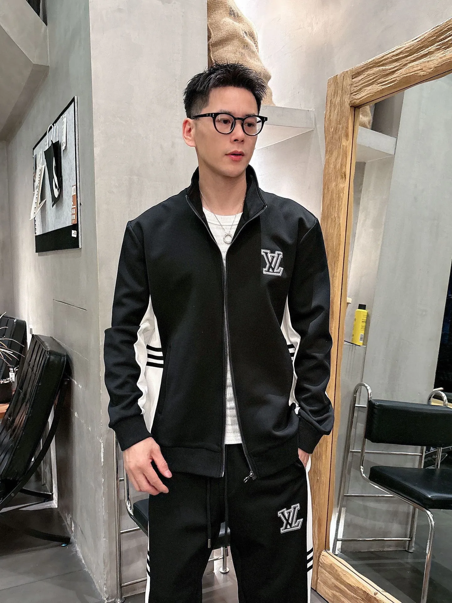 [LV Louis Vuitton] Hot-selling suit is coming. Focus on the original version of the official website. 2025 new hot-selling cardigan and sweatshirt suit. The original order is the best 🇭🇰. It is the meticulous work of top designers. It has a fitting and perfect upper body effect. All-natural high-quality Tencel Roman cotton 100%, close-fitting comfort, noble and elegant! Original hardware embodies elegance and nobility! Counter size: M-3XL (maximum wear up to 190 pounds)